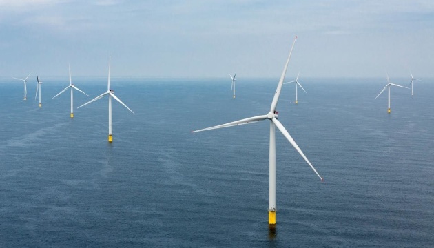 Великобританія планує з’єднати морські вітрові електростанції підводною мережею