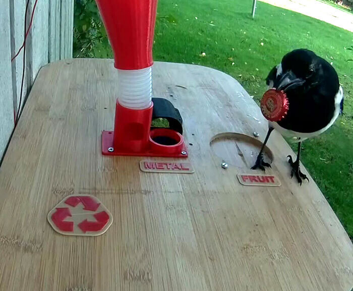 Годівниця від шведського інженера, яка залучає птахів до збору відходів, видаючи їжу в обмін на кришки від пляшок