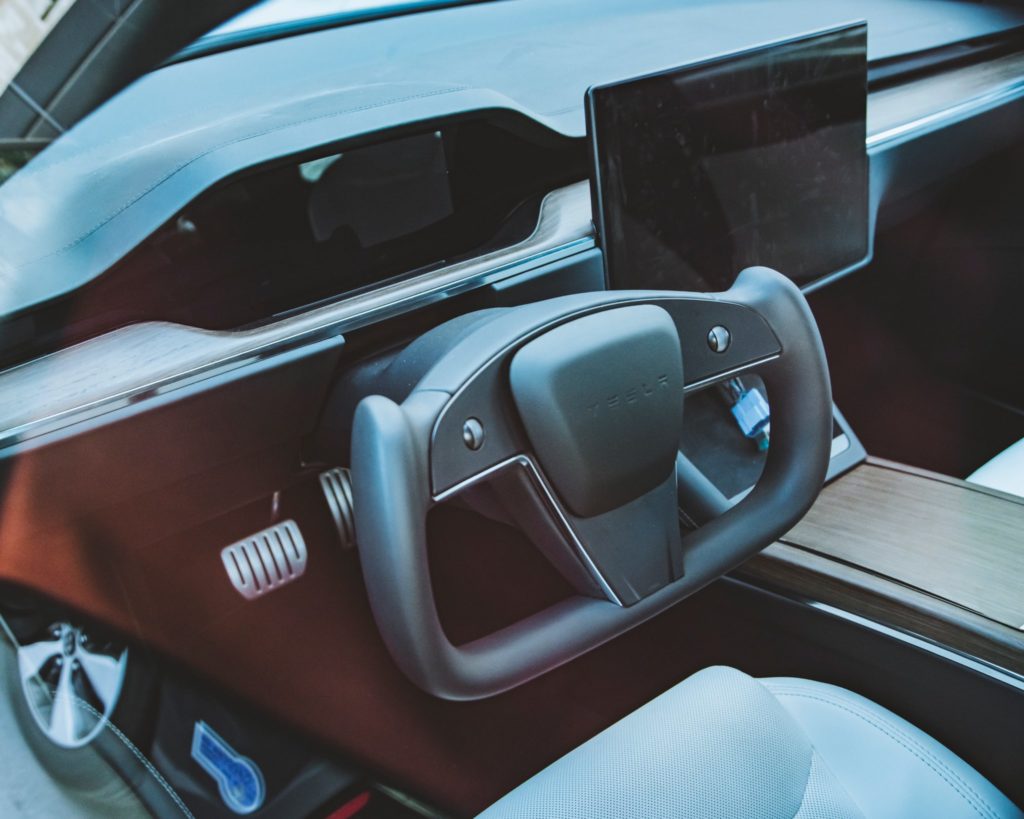 Прототип Tesla Model S із кермом-штурвалом був помічений на вулиці